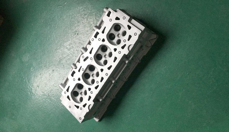 發(fā)動機缸蓋.jpg 發(fā)動機缸蓋.jpg