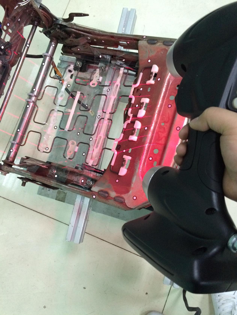 1508117058232725.jpg 3D掃描汽車座椅過(guò)程.jpg