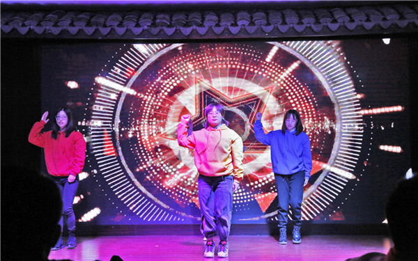 2020思看團(tuán)拜會(huì)跳舞.jpg 2020思看團(tuán)拜會(huì)跳舞.jpg